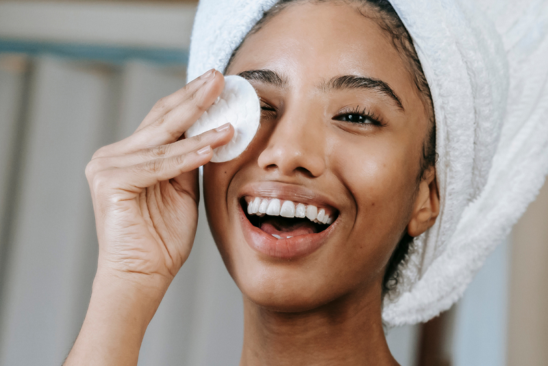 Wasserfestes Augenmakeup richtig entfernen, ohne die Augen zu reizen Wasserfestes Augenmakeup richtig entfernen, ohne die Augen zu reizen
