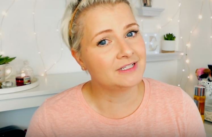 Youtuberin Elo zeigt ihre Hautpflege Routine Youtuberin Elo zeigt ihre Hautpflege Routine
