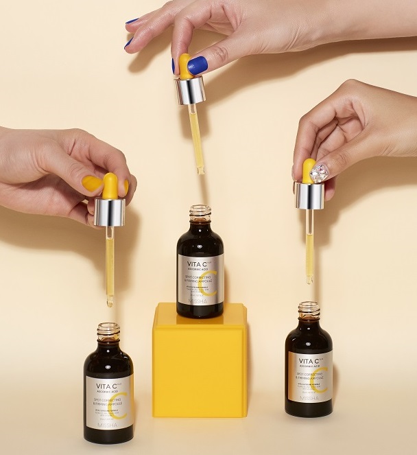 Pures Vitamin C für einen makellosen Glow ohne Falten und Flecken Pures Vitamin C für einen makellosen Glow ohne Falten und Flecken